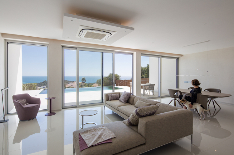 Vardagsrums luftkonditionering för takmontering av vita högglansiga golvplattor