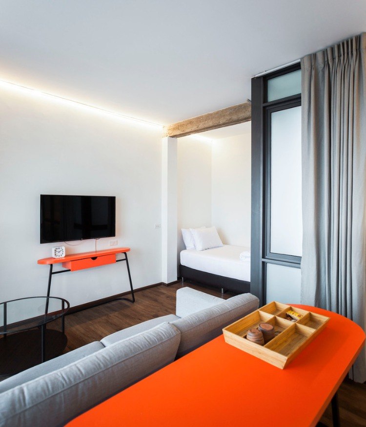 hotellrum renoverade minimalistisk design kontrasterande färger