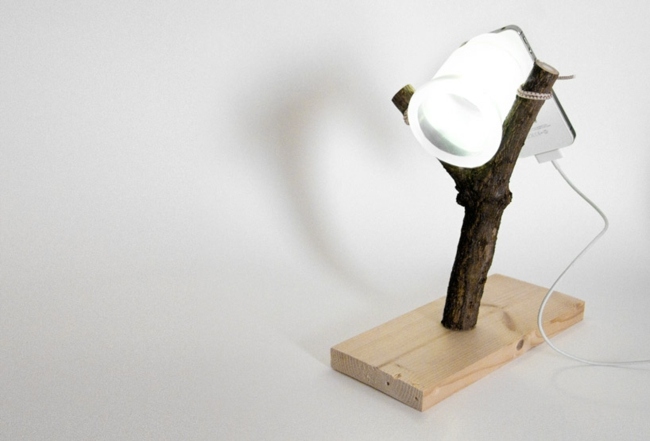 Bordslampan använder rustik träkonstruktion