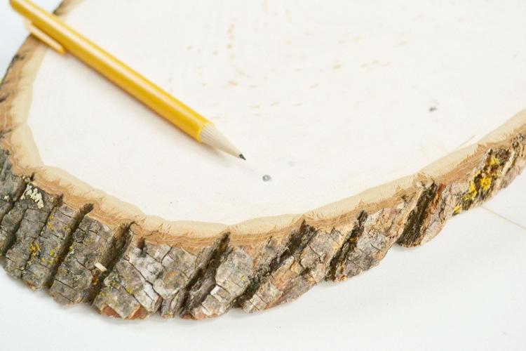 Bygg-ditt-eget-sängbord-instruktioner-trä-skiva-mark-hål