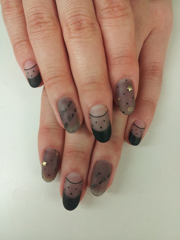 Nail-Design-matt-svart-iriserande-semi-transparent-stjärnor