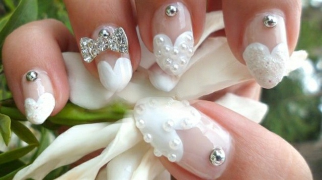 design bröllop naglar vita hjärtformade stenar