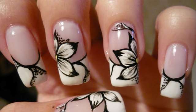 naglar motiv blommor svart vit fjäril