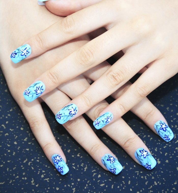 blå-naglar-design-idéer-vår-blommor-dekoration-nailart