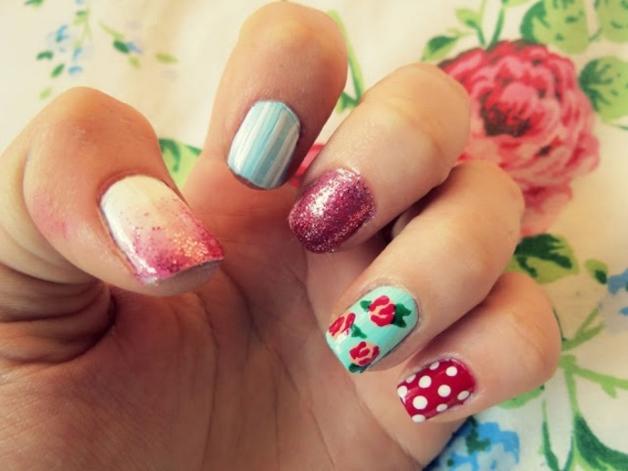 Rosa-mönster-rand-nagel-design-idéer-glitter-lack-våren-2015