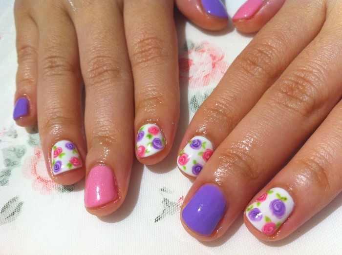 pastell-lila-rosa-ros-blomma-nagel-design-idéer-våren-2015