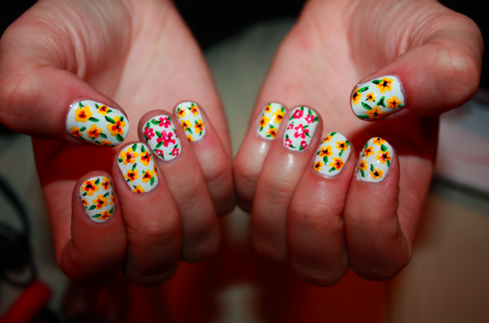 idé nageldesign blommor färgglada nagellackfingrar
