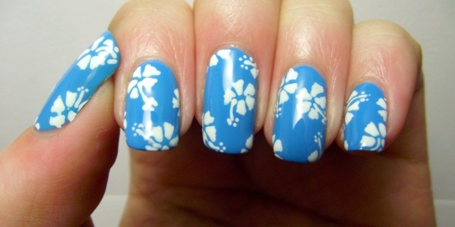 ljusblå färg vita naglar design