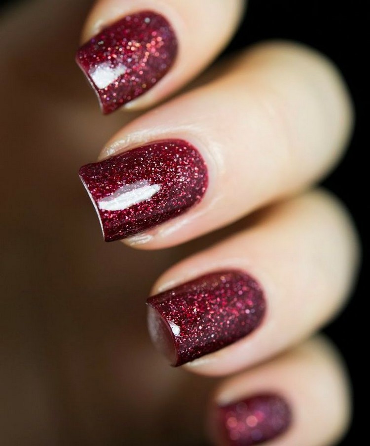 spik-design-röd-glitter-lack
