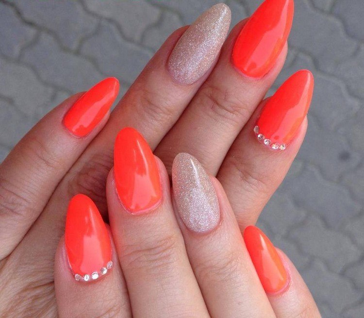 nageldesign-stilett-naglar-neon-orange