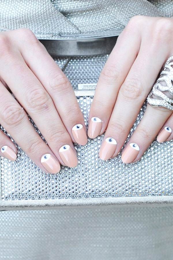 elegant-nagel-design-naken-färg-nagel-säng-vit-nagellack-trender