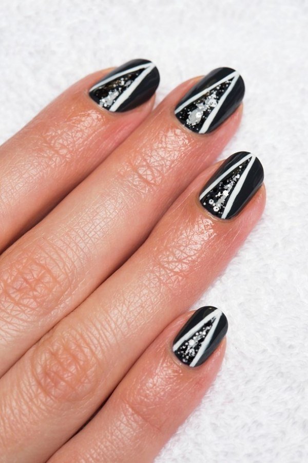 nagelkonst-disco-känsla-triangel-mönster-svart-nagellack-trender