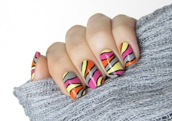 nageldesign-slående-med-galet-mönster-magnetiskt-nagellack