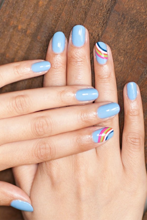 nageldesign-blå-effekt-naglar-på-ringen-finger-regnbåge-nagellack-trender