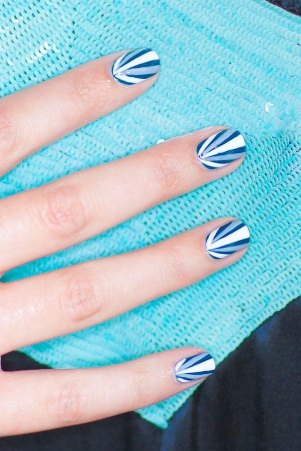 Blå-vit-nagel styling-DIY-ränder-nagelkonst-nagellack-trender