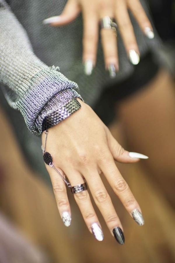 manikyr-modern-effekt-nagel-metallisk-glans-nagellack-trender