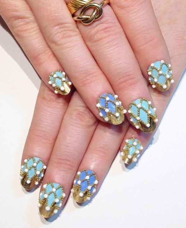 Nagelstyling-nagelsmycken-gyllene-basrock-akvarell-turkos-idéer