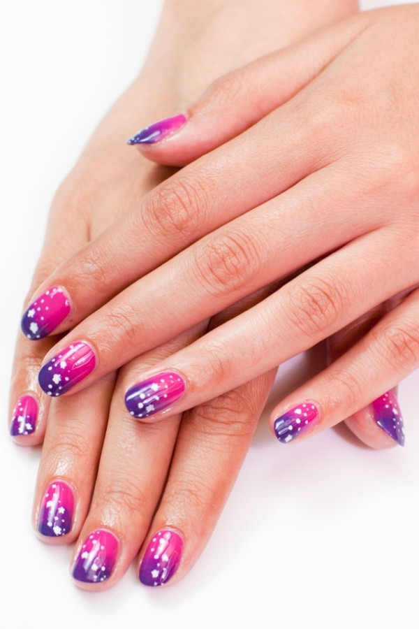 Nagelstyling-disco-känsla-stjärnhimmel-ombre-naglar-rosa-violett