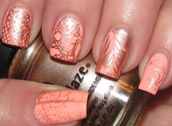 Nageldesign-pärlemor-mönster-till-stil-nagellack-trender