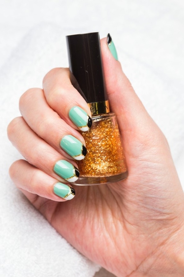 nageldesign-fransk-manikyr-gyllene-kant-nagellack-färg-mintgrön