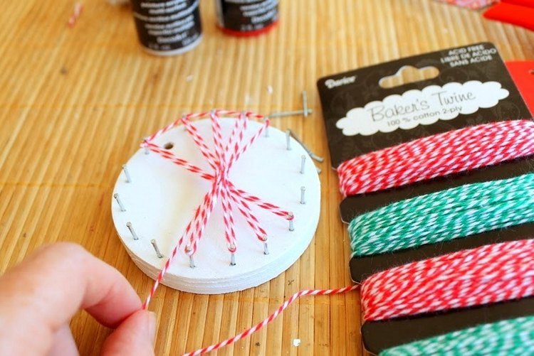 string art julpyssel själv hemlagad trådkonst nagelbilder diy juldekoration bagare garngarn