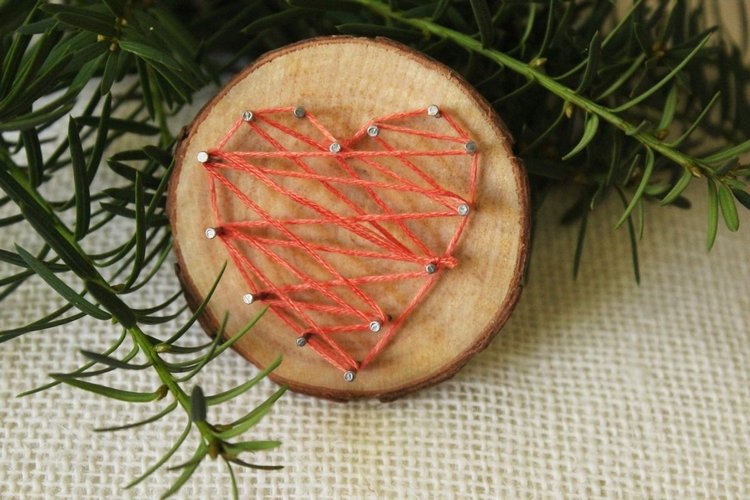 string art julpyssel själv självgjorda dekorationer från träskivor hjärtformade röda ullgarngrangrenar