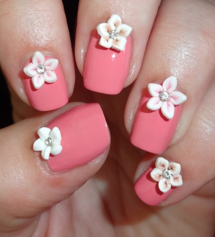 3d-nagel-design-blommor-motiv-nagelsmycken-rosa-nagellack-vår