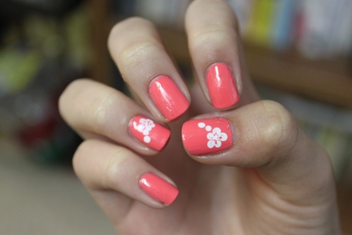 rosa-naglar-fräsch-sommar-nagel-design-med-vita-blommiga-mönster-idéer