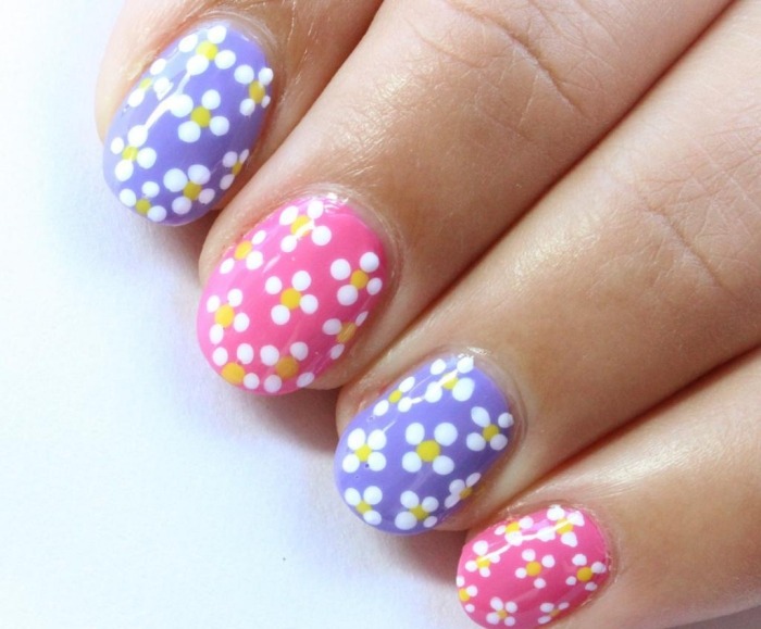 färgglada-naglar-små-blommor-rosa-lila-färgade-naglar-rolig-design