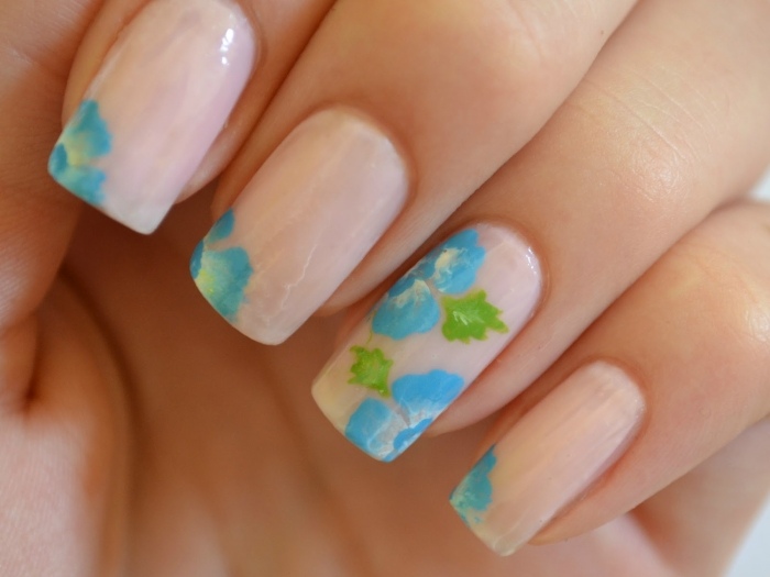 vackra-naglar-blommotiv-hudfärgade-nagellack-fyrkantiga-arkiverade naglar
