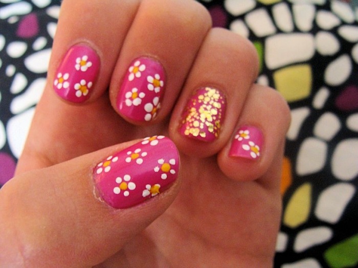 Finger-nagellack-design-fjäderliknande-glittrande-partiklar-rosa-baslack