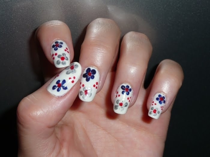 Nageldesign-från-blommor-röd-blå-vit-baslack-rundad-nagelform