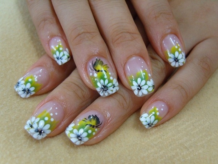 festlig-nagel-design-från-blommor-fransk-manikyr-nagel-klistermärken-och-spik-smycken