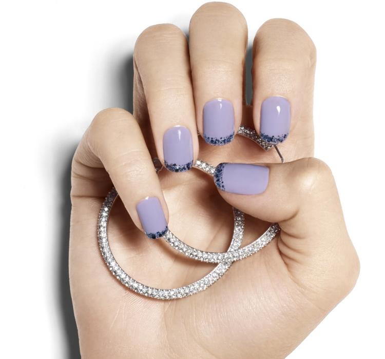 Nageldesignbilder blå-strass-franska-naglar