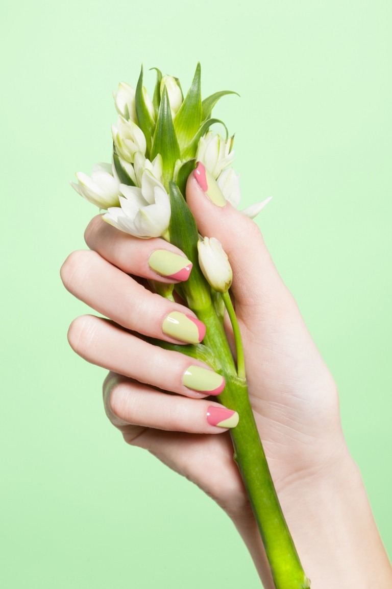 Nageldesign för våren 2015 - pastellgrön -rosa kombination