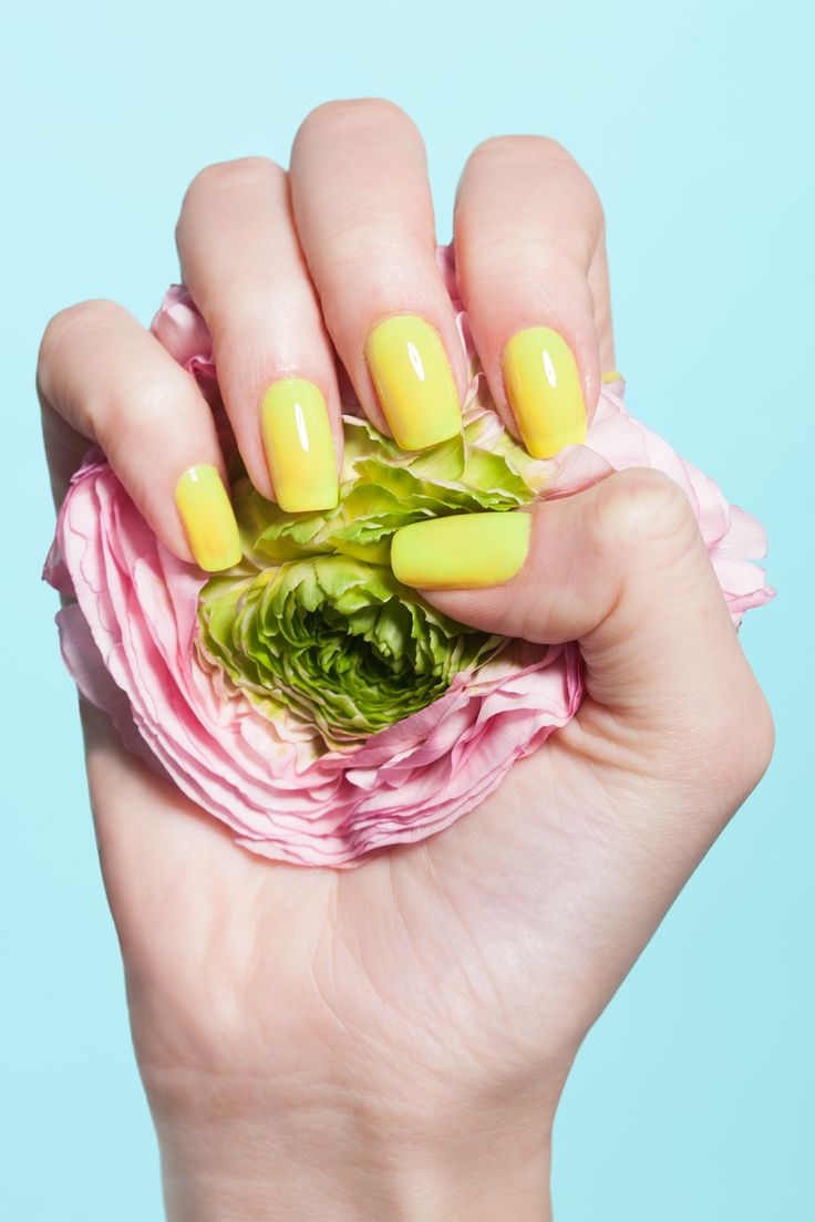 Nail design för våren 2015 neongul färg