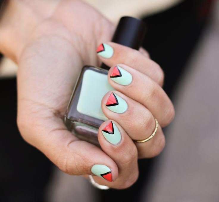 Nageldesign för våren 2015 -färg-mint-grön-korall-trianglar