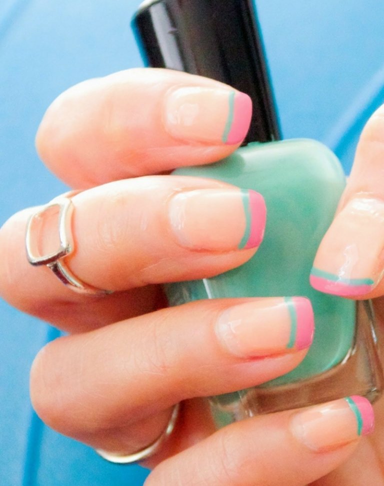 nageldesign för våren subtil idé rosa turkosa ränder franska