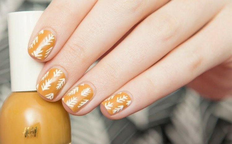 Nageldesign för korta naglar sommar-orange-mönster-pilar-vit