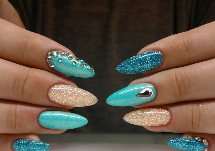 nageldesign för semesternaglar beige-sand-färg-glitter-turkos-blå-spetsiga naglar