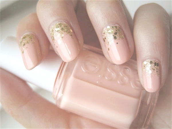 nakenfärgade naglar-lack-guld-glitter-på-spiken-säng-idéer