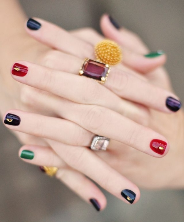 Spik-design-galleri-färgglada-naglar-guld-smycken-termalack