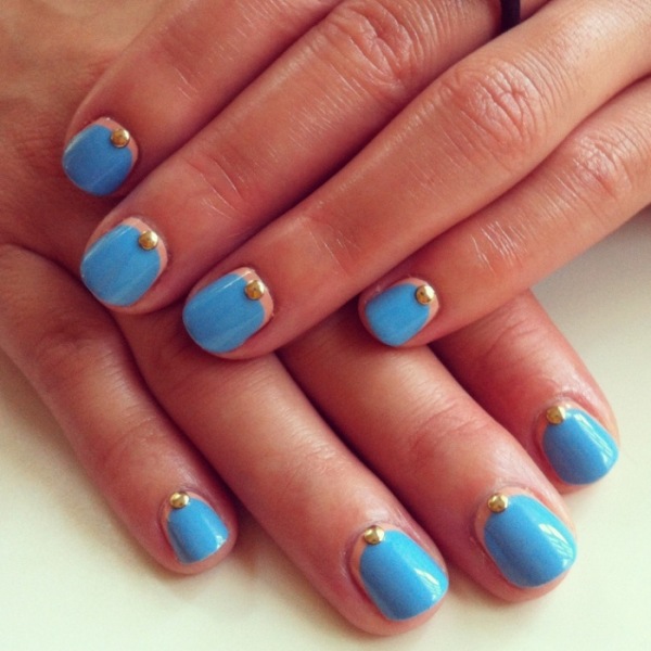 Spik-design-galleri-blå-stenar-gör-vackra-naglar-själv