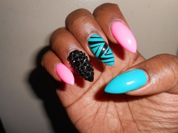 Stilett-naglar-nagellack-mönster-ljusa-färger-gel-naglar-mönster-ränder-dekorativa stenar
