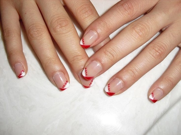 enkel-nagellack-design-fransk-manikyr-röda-prickar-naglar-gjort-lätt