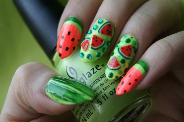 Nageldesign-galleri-sommar-vattenmelon-prickar-stilett-naglar-grönt