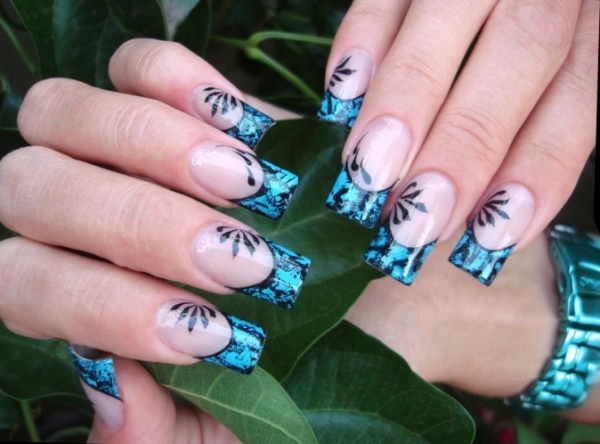 glitter-franska-naglar-design-idéer-blå-fingertoppar-trender-bilder