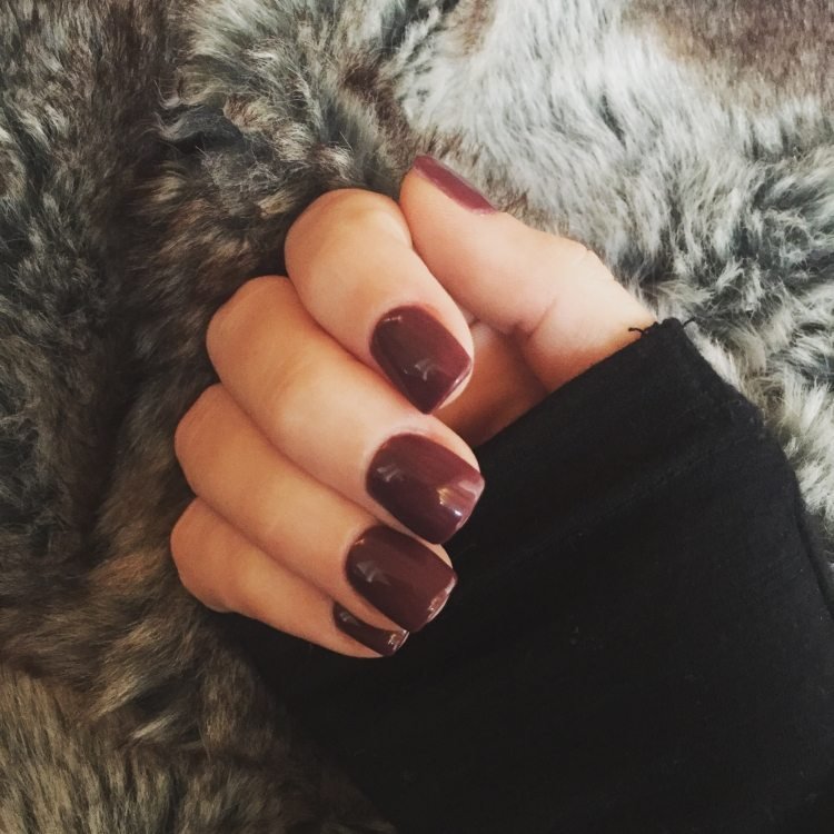 nageldesign-idéer-lyft-mörk-röd-marsala-färg-elegant