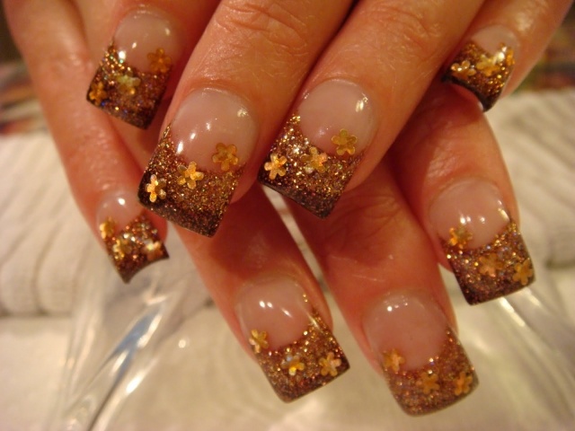 Herbstnaegel-gel-design-glitter-nagellack-guld-blommor-limmade