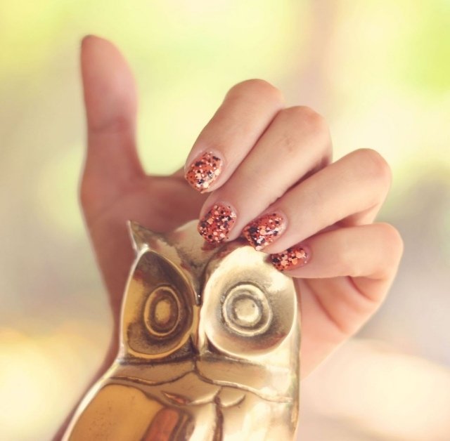 höst-nagel-idéer-nagellack-glitter-partiklar-orange-svart
